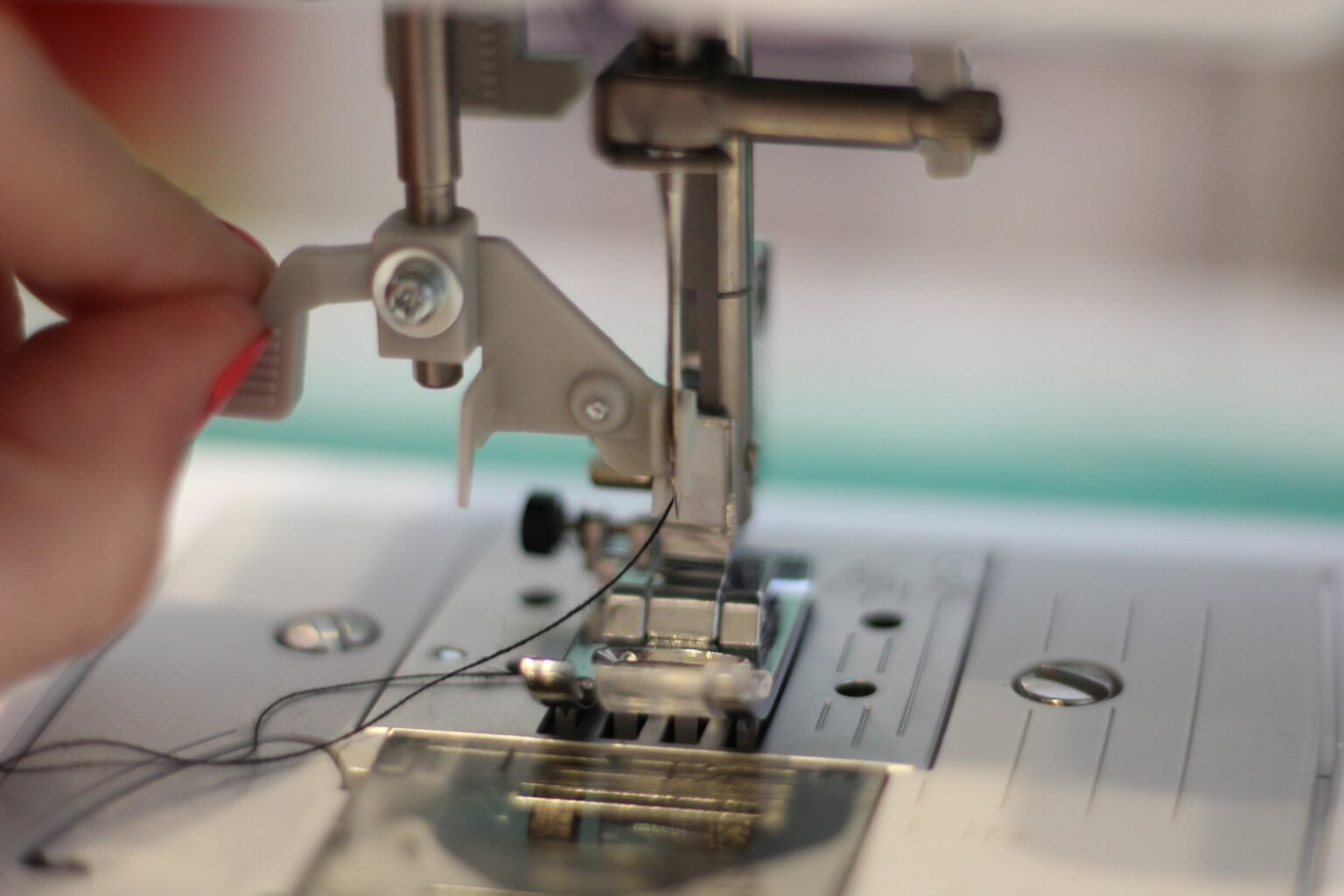 5 SelfThreading Sewing Machines With Automatic Needle Threaders